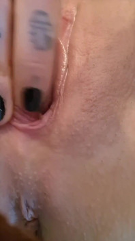 Cewek dengan memek dan uretra ini lagi asik mainin memek kentut - close up