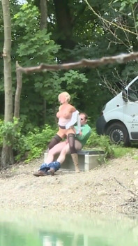 Büyük memeli seksi sarışın göl kenarında büyük yarağa biniyor