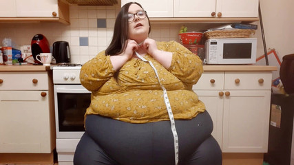 SSBBWLadyBrads: SSBBW seduta misura pollici enorme