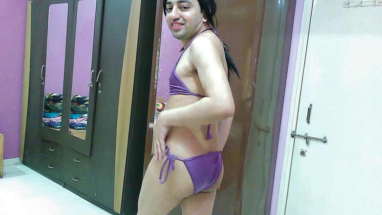 Cute & Nude Crossdresser: Sexy sissy crossdresser femboy sweet lollipop v řetězcových bikinách.