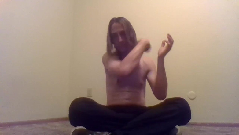 LilTaste: Topless transgirl szczotkuje własne włosy