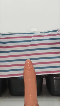 Telanjang menunggang dildo besar saya
