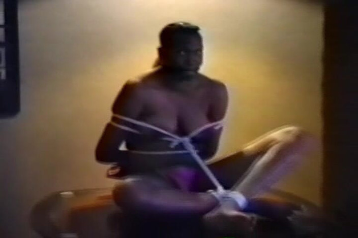 Club of Bondaged Babes: Смотри, как сисястую чернокожую Bae связывают на столе