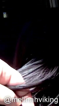 Brunetă se perie