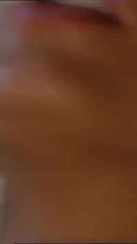 Simony Diamond, uma puta italiana com dois peitos grandes e cabelo morena recebe sua bunda arrombada por um pau enorme e recebe sua boca cheia