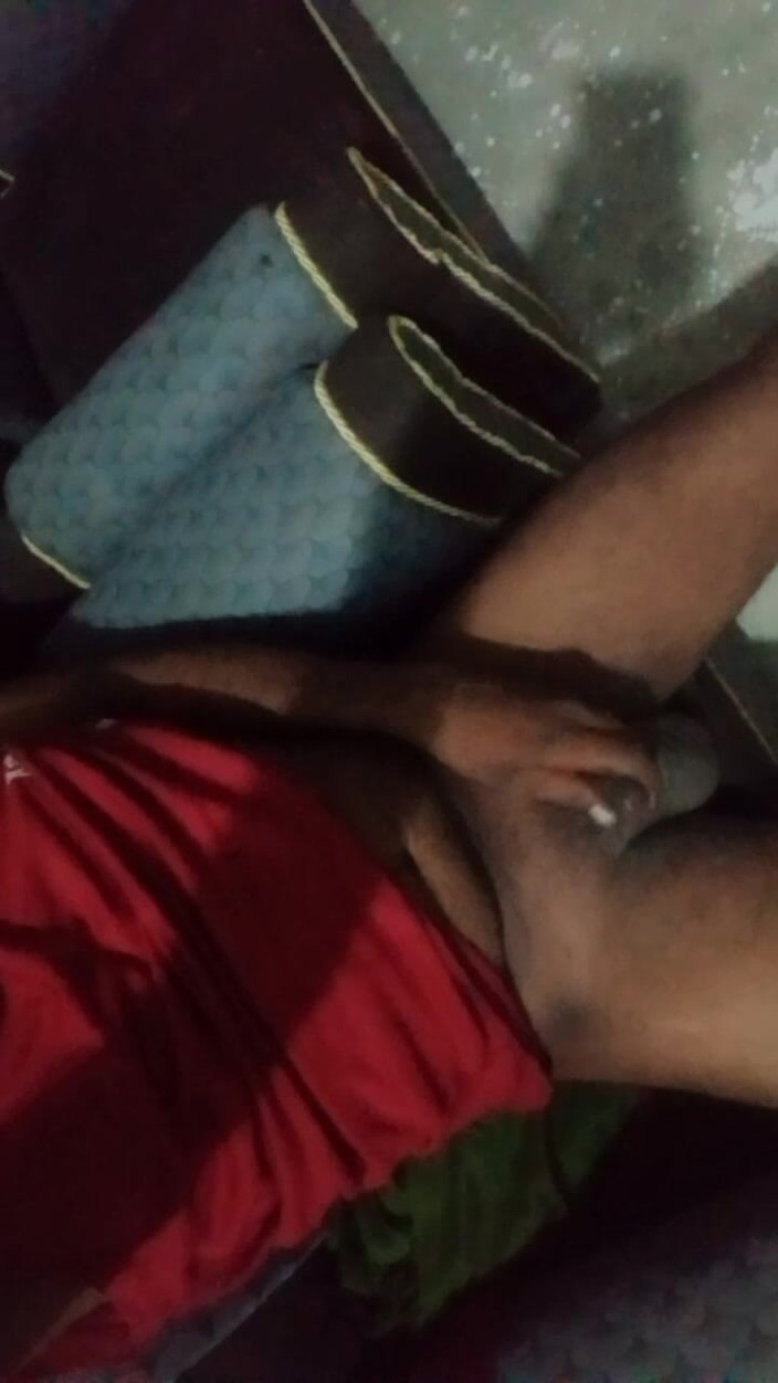 ramanuj438: 一个男人只是摇晃他的鸡巴，然后和熊一起做