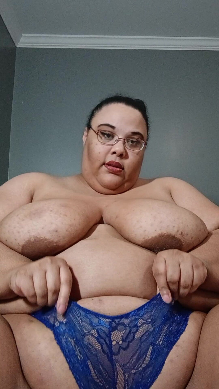 Jessica pigslut: Je pose ma main dans ma culotte et me caresse...