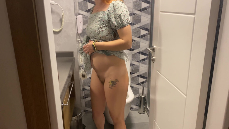 Risky Hairy Couple: Zrzka Chlupatá kundička čůrá hodně updress na záchodě a prdy 4K 60fps