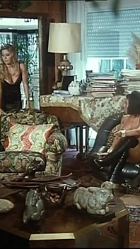 Sexo a três para Moana Pozzi, pau grande na bunda e porra na boca para MILF