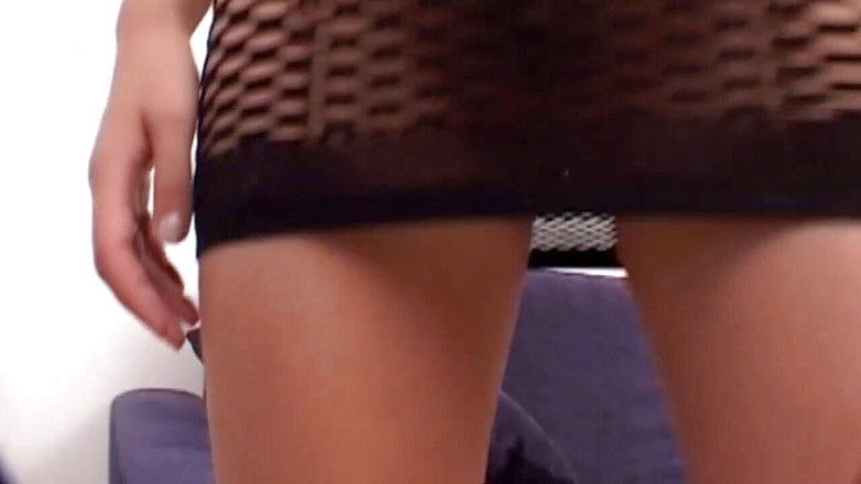 Fuck And Go: Sexy blondýnka zapojená do trojky, která jí plní všechny díry