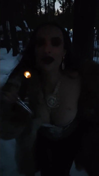 Una Strega Gotica Ti Seduce Durante Una Tempesta Di Neve Invernale Con I Suoi Rituali Di Magia Nera, Unghie Lunghe E Pelliccia.