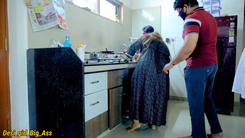 Nadiya: Seks foursome hot di dapur