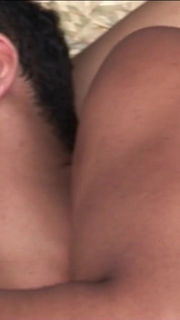 Luan, Marcelo e Roger fodem ao ar livre em sexo a três