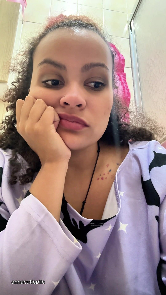 Cutiepiie Chubby: Газовая нетерпимая к молоку девушка в туалете и