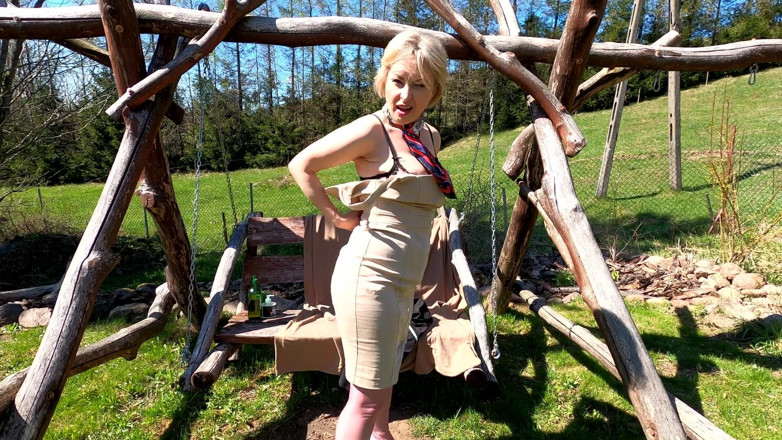 Wanilianna: Outdoor Kink with Golden Shower