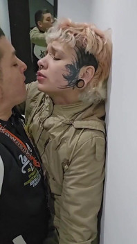 กะเทยหนุ่มกินลูกค้าโดยไม่ใช้ถุงยางอนามัย