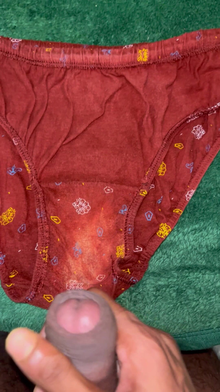 Cumlover35804: 通过自慰沙古特拉肮脏的内裤来摆脱压力