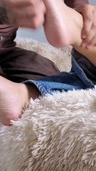Maya Rin et Kimberly Miller - chatouillement intense des pieds