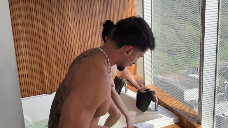 Valentino Roca TV: 病的なラティーナへの美味しいアナルセックス、結局彼女の顔におしっこをかけてしまいました