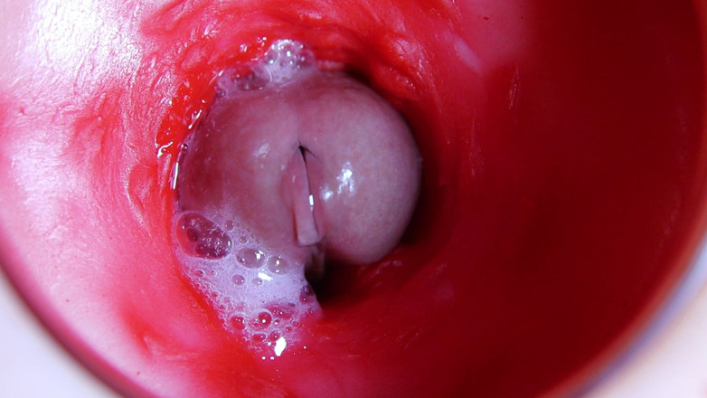 SEXY_GUYBEST: Un enorme cazzo all'interno di un buco bagnato spompina liquido...