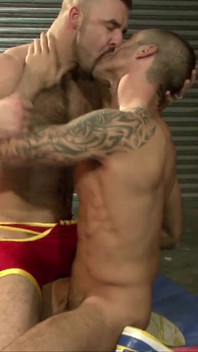 Isas Jones ve Bruno Knight, sportif boyz'un sert bir eğitimden sonra rahatlatıcı sekse ihtiyacı var