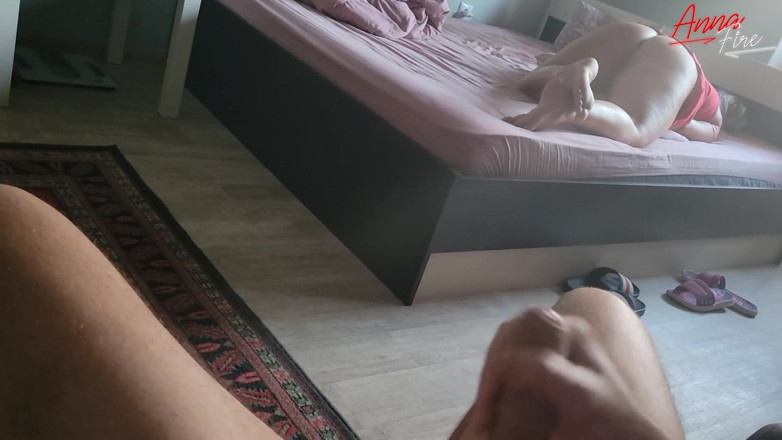 Anna Fire: 자위하는 계모를 붙잡고 그녀를 따먹을 수 없어