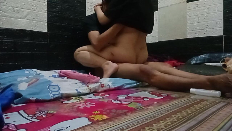 Famly sex: 벤치에 앉아 있는 아시아 천사