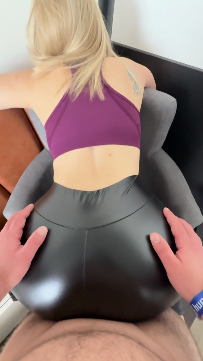 Christy X Taylor: 継姉がレザーズボンを履いたままホテルの部屋でセックスされる 熱い精液