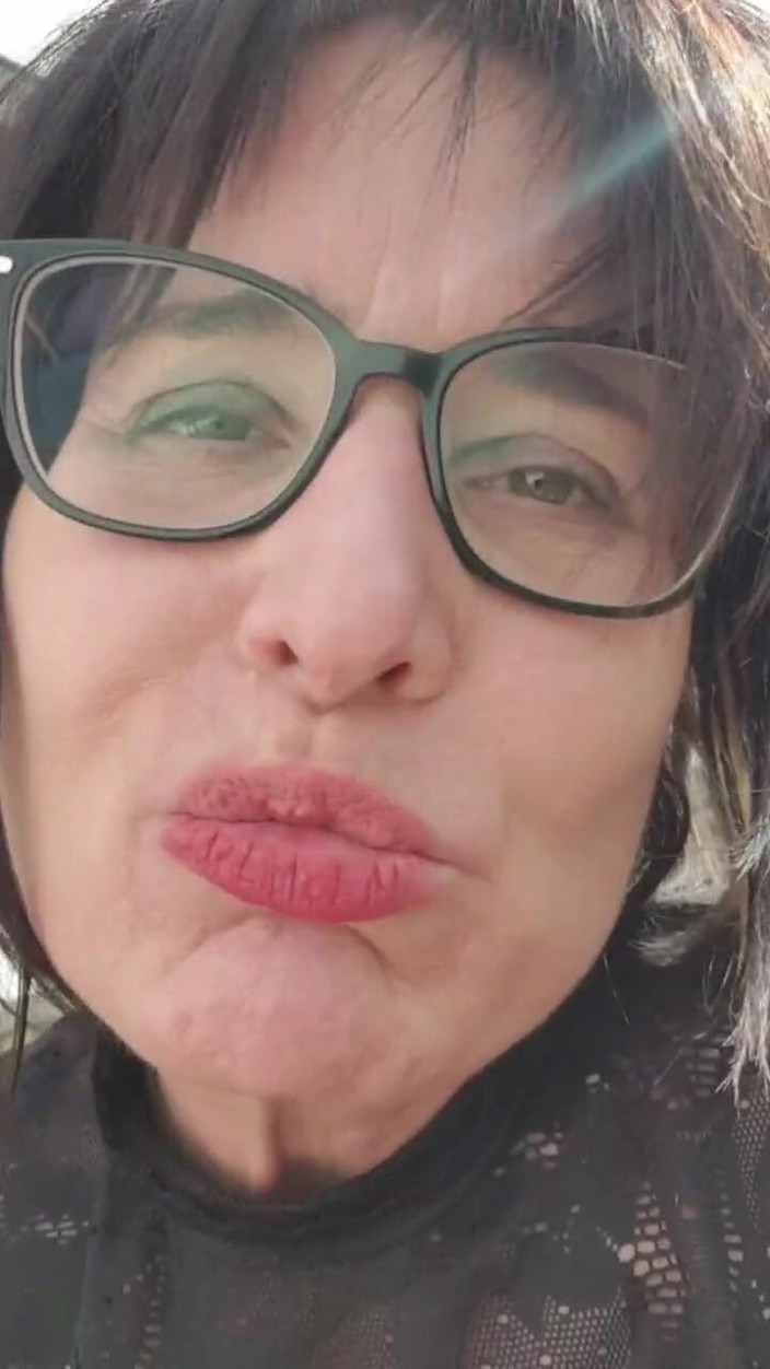 JulieEroticDress: Милфа играет с дилатором и сквиртует