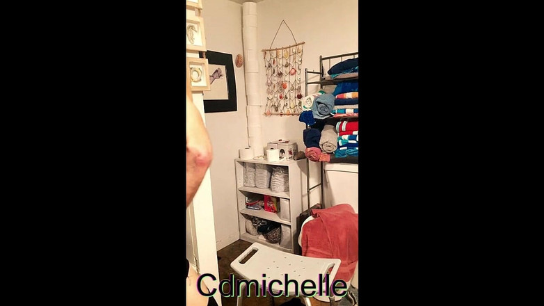 Crossdressers Cd Michelle wearing sexy lingerie: Cdmichelle farklı kıyafetler deniyor sonra mastürbasyon yaparken dildoya binmeye başlıyor