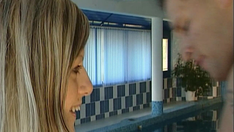 Erotic Club: Rubia follada profundamente - morena lame leche goteando y limpia
