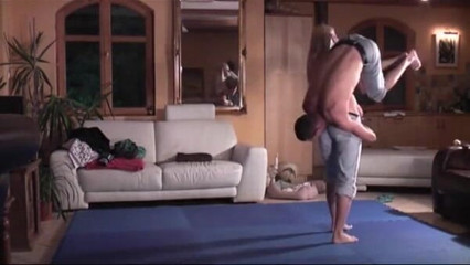 European Lift and Carry Club: Action de lutte maison avec une ado blonde sexy