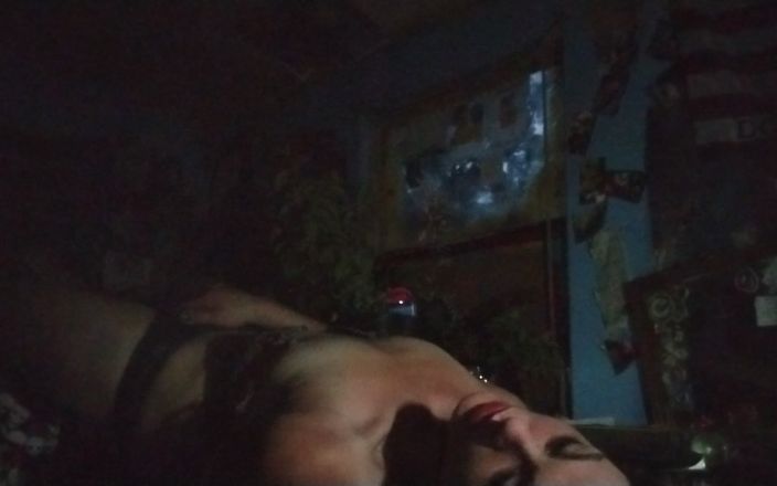 Freakshowsuckerr: Frumoasa brunetă se joacă cu ea pe canapea