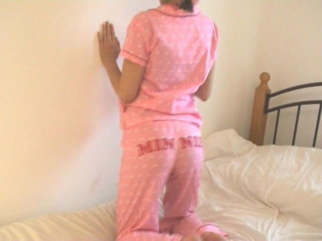Wet Moments: Super hete jonge brunette trekt haar pijama uit