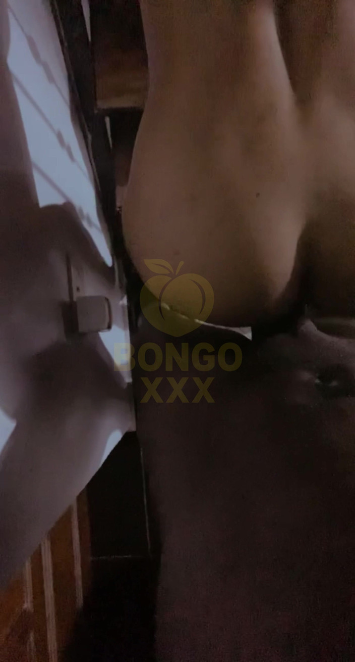 BongoXXX: Cewek ini suka banget: ngentot memeknya di tangga