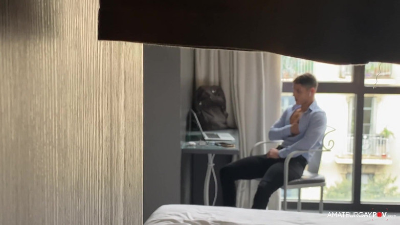 Amateur Gay POV: L-am prins masturbându-se online