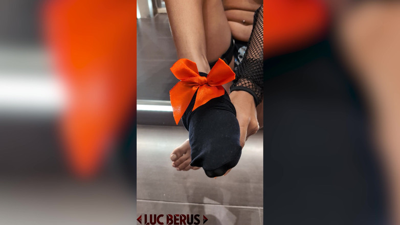 Luc Berus: Фут-фетиш ступни готесы Michy Perez, промокнутые белым монстром