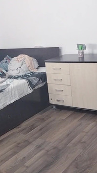 Une Femme Sexy S’entraîne À La Maison Nue. Une Femme Amateur Se Masturbe Avec Ses Doigts Dans La Chatte