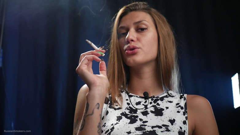 Russian Smokers: Confiante morena magra em um vestido apertado e padronizado curtindo...