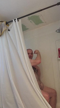 Cine vrea să facă un duș live cu mine