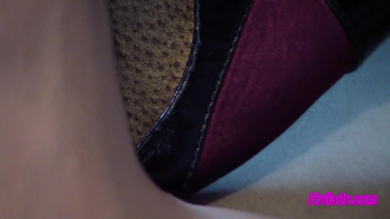 Nyllady: No escritório vestindo bombas pretas e roxas