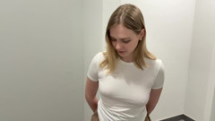 Arisha Mills: 내 새로운 위층 이웃은 창녀로 밝혀졌고 복도에서 다리를 벌려