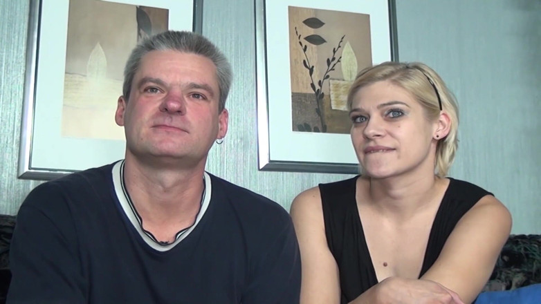 Deutscher hardcore: Calda ragazza tedesca si gode il trio con tizi bisessuali