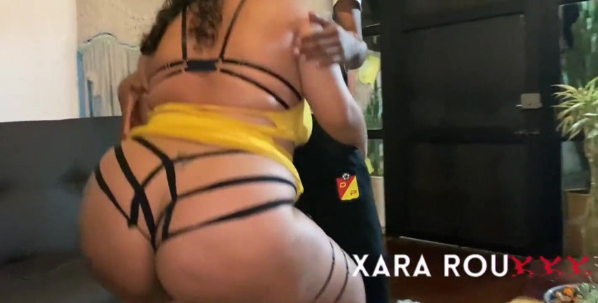 Xara Rouxxx: 継母の恋人に潮吹きさせられて3Pでハメまくる