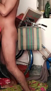 Quando il villaggio Bhabhi era solo in casa, il vicino l'ha scopata