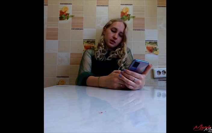 Meri-Mouse: Dívka čte Harryho Pottera, zatímco sedí na vibrátoru