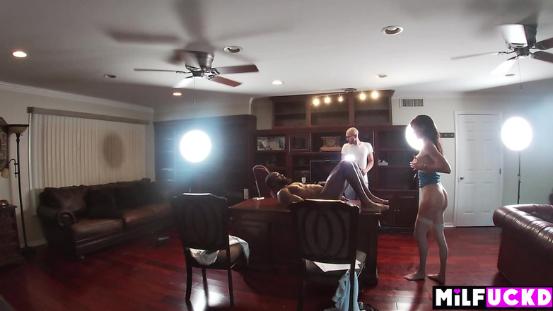 Milfuckd: रिकॉर्ड कंपनी के कार्यकारी टूटता है में उसके नए कलाकार bts