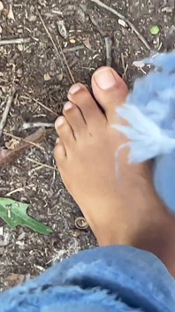 Mamãe anda descalça ao ar livre