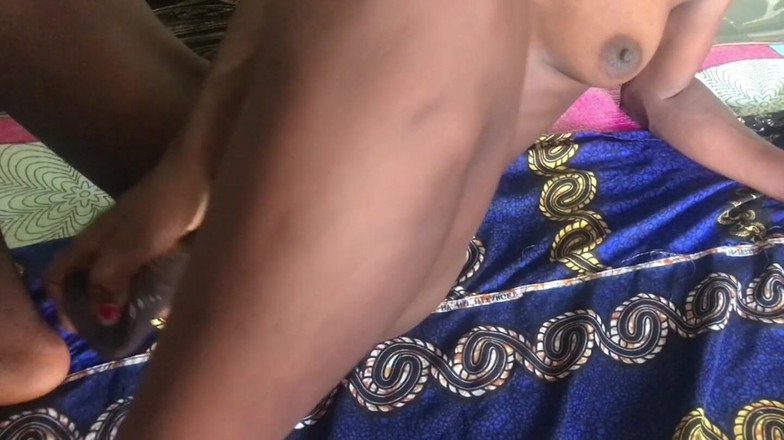 Amateur Teen Studio: 継娘にディルドの使い方を教えています。彼女の初めて