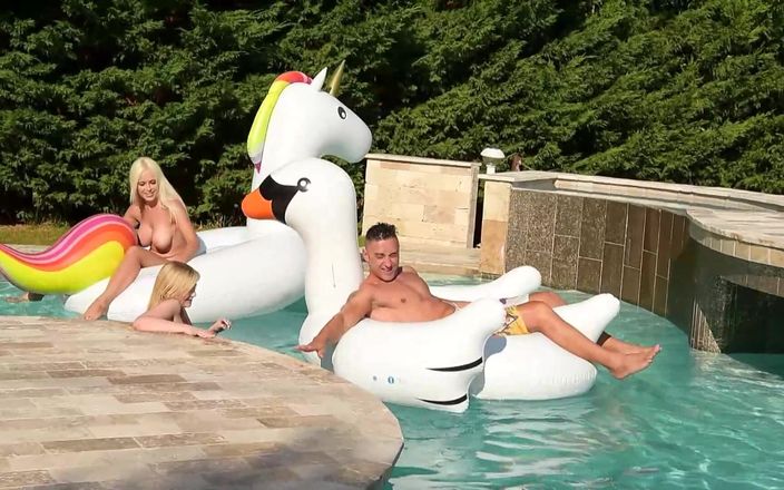 Deutschland Porno X: Vacaciones follan tres lesbianas anales africanas dedeándose semen anal